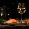 Salmone al Vino Bianco con Salsa al Limone e Capperi: Un Capolavoro della Cucina Gourmet