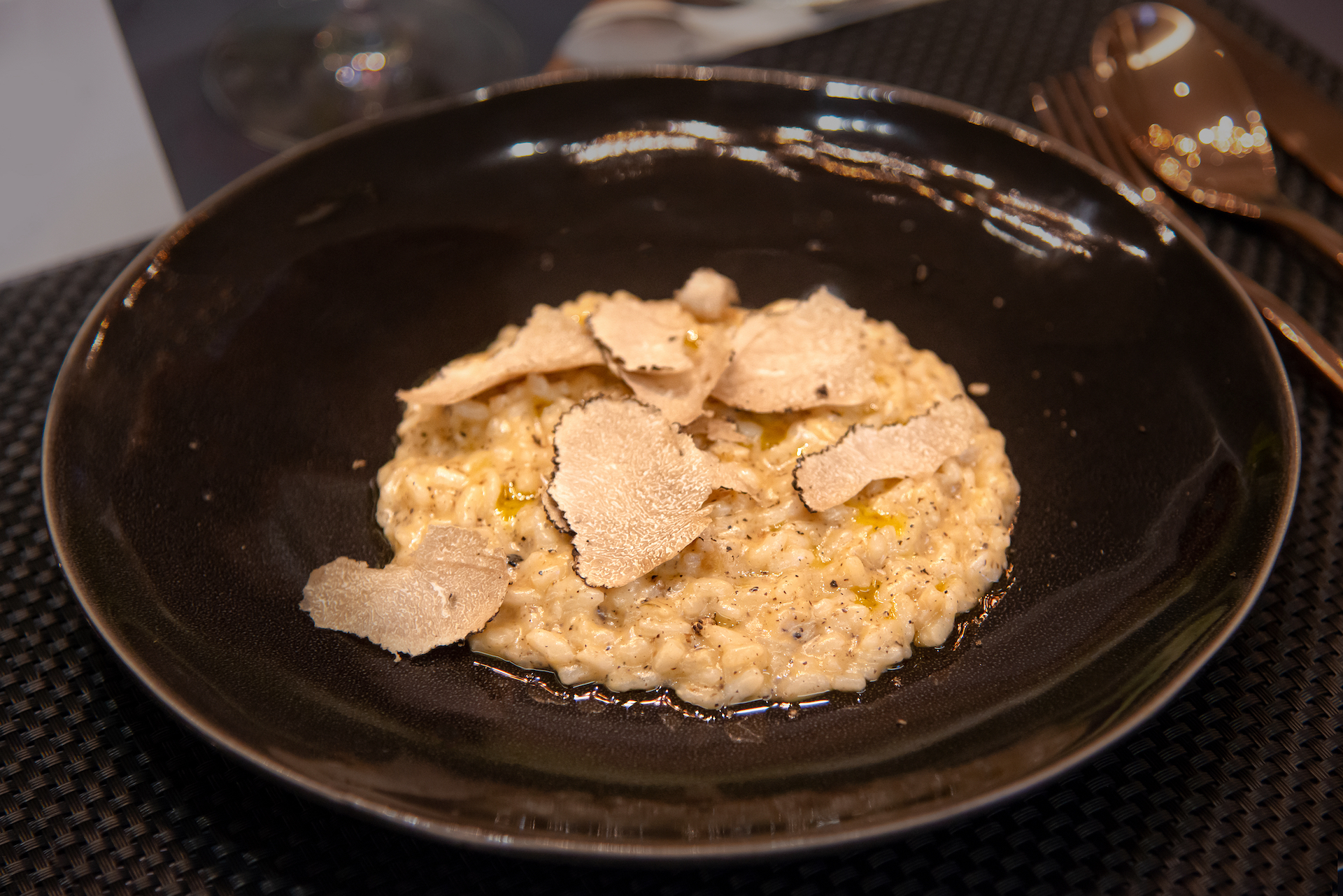 Risotto al Tartufo con Abbinamento di Vino Bianco Ruhanero