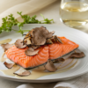 Salmone al Vino Bianco con Funghi Porcini e Tartufo: Ricetta Raffinata per l'Autunno